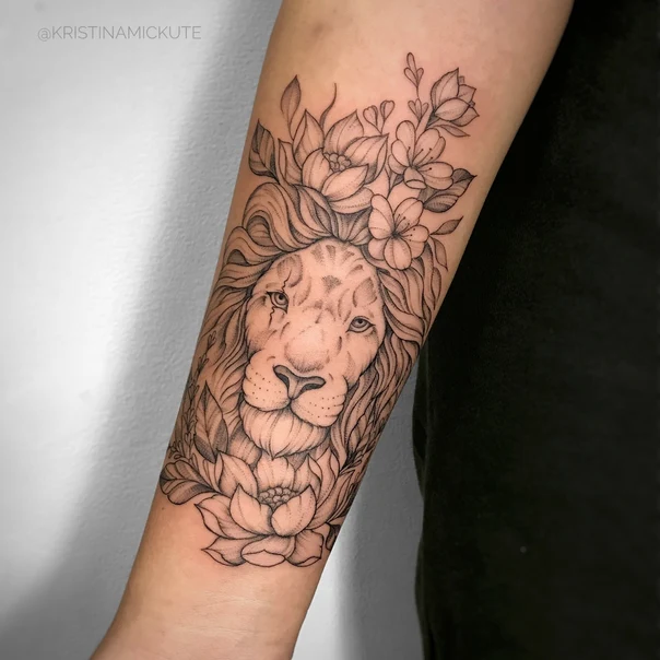 Файнлайн Lion, Flowers tattoo на Предплечье