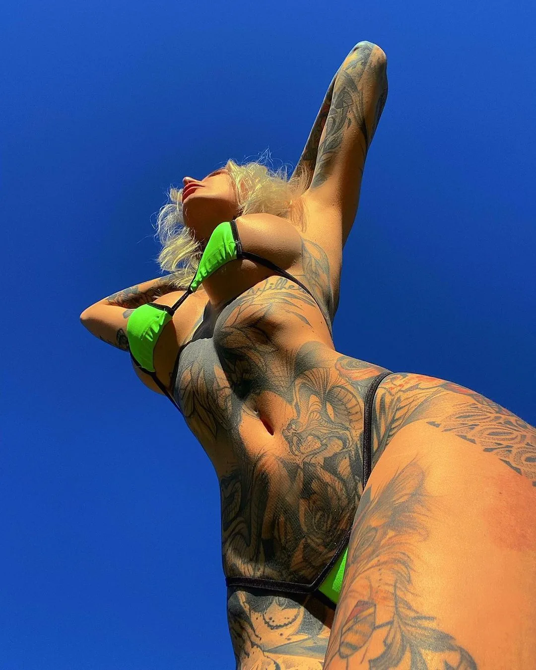 Ragazza con tatuaggi