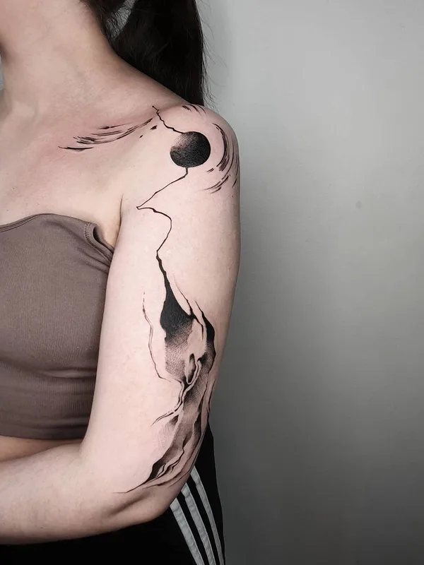 female black abstract tatuaje en shoulder #43104 | Tatuador Vanesa Surtkova