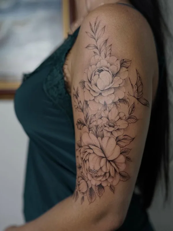 female black and grey fineline 纹身 在 upper arm #43148 | 纹身师 Daira Pukite