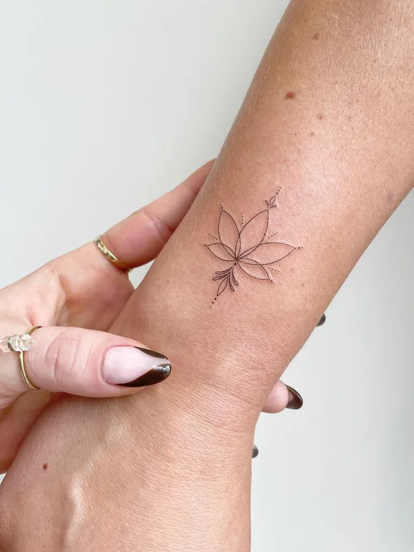 female black fineline tatuaje en wrist #43210 | Tatuador Jojo