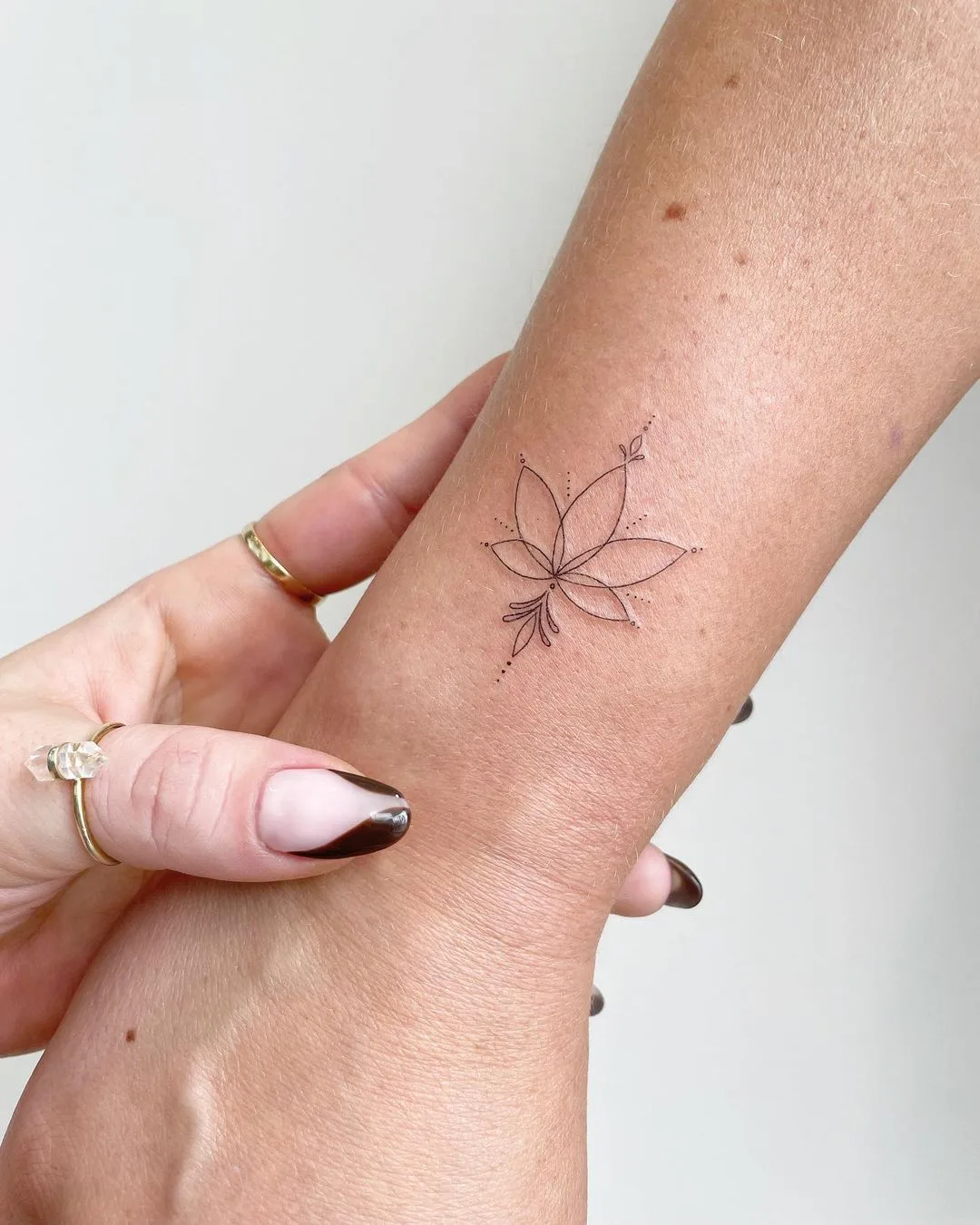 Minimalist tattoo by @joannamroman