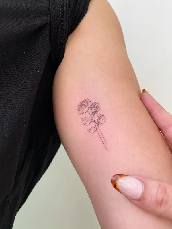 female black fineline tatuaje en upper arm #43209 | Tatuador Jojo