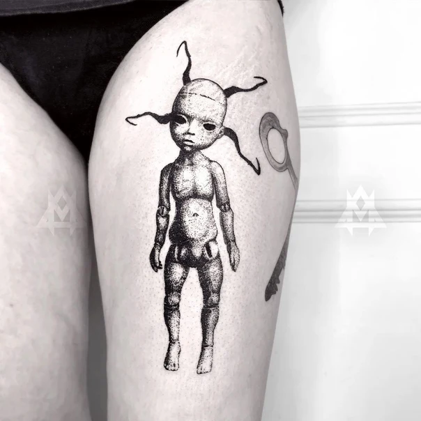 Блэкворк Doll, Key tattoo на Бедро
