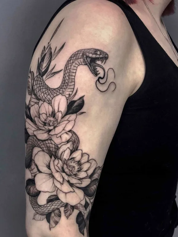 female black and grey blackwork tatuaje en upper arm #43350 | Tatuador Степан Ломачинский