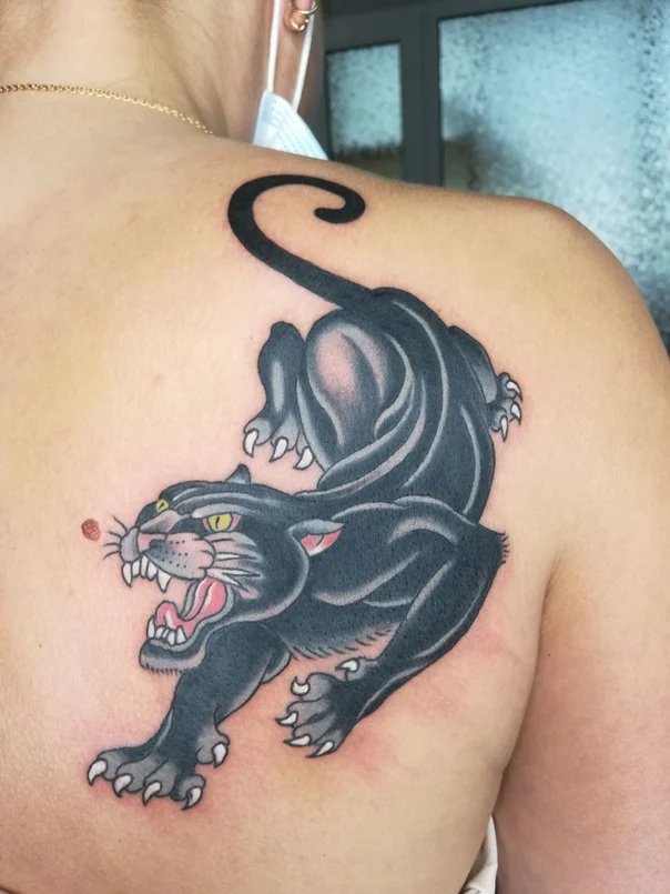 Традиционная Panther tattoo на Лопатка