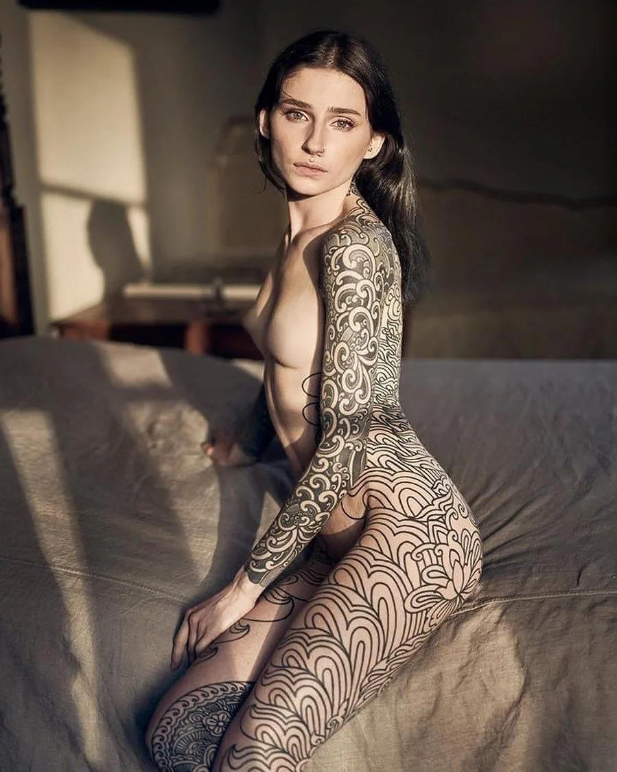 Bellissima cosmica del modello francese di tatuaggio Noemie - image 8