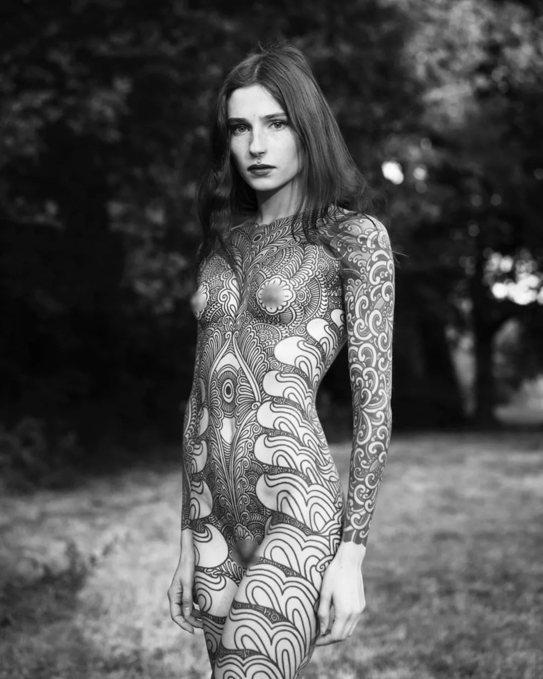 Bellissima cosmica del modello francese di tatuaggio Noemie - image 2