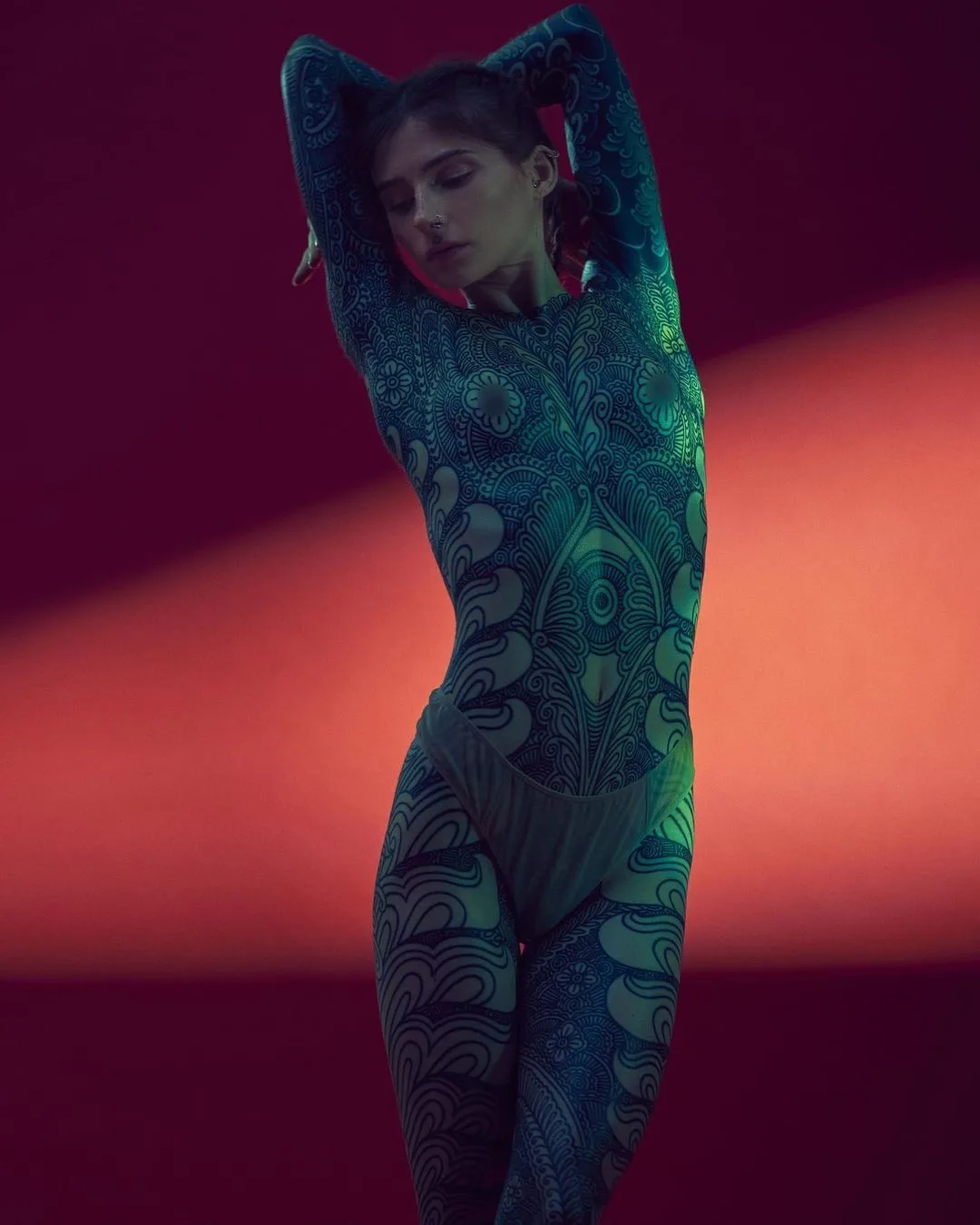 Bellissima cosmica del modello francese di tatuaggio Noemie - image 4