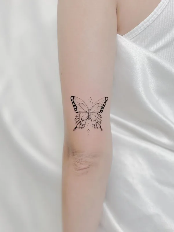 female black fineline Tatuaggio su forearm #43424 | Tatuatore Dastin Gregorio
