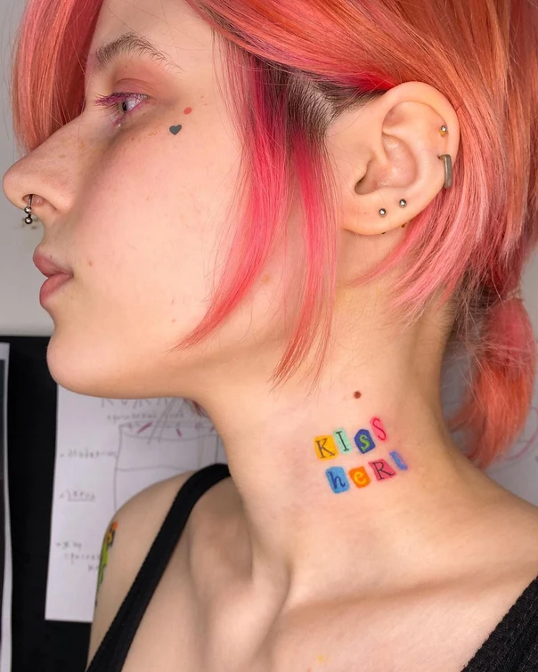 Леттеринг Text tattoo на Шея