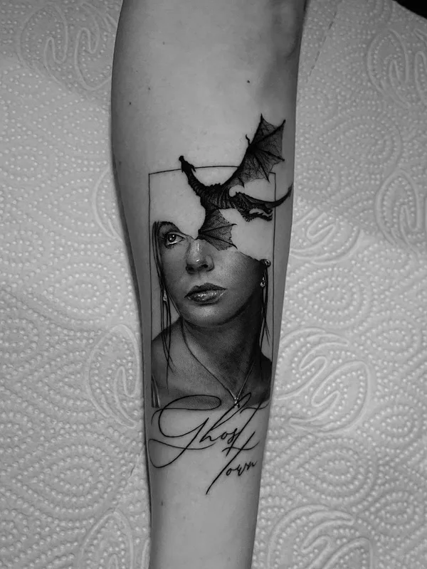 female black and grey realism Tatuaggio su forearm #43574 | Tatuatore Niv Buskila