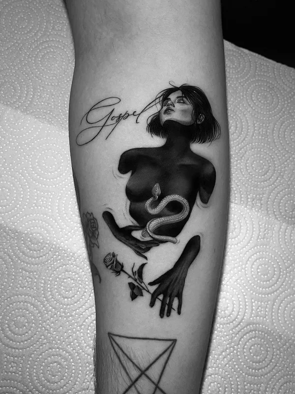 female black and grey realism Tatuaggio su forearm #43565 | Tatuatore Niv Buskila