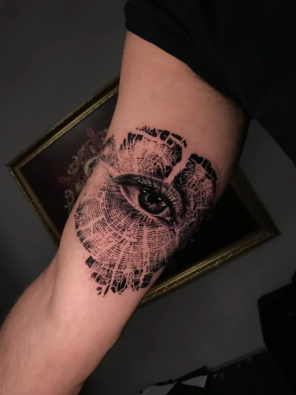 black and grey blackwork Tatuaggio su bicep #59634 | Tatuatore Антон Каменских 