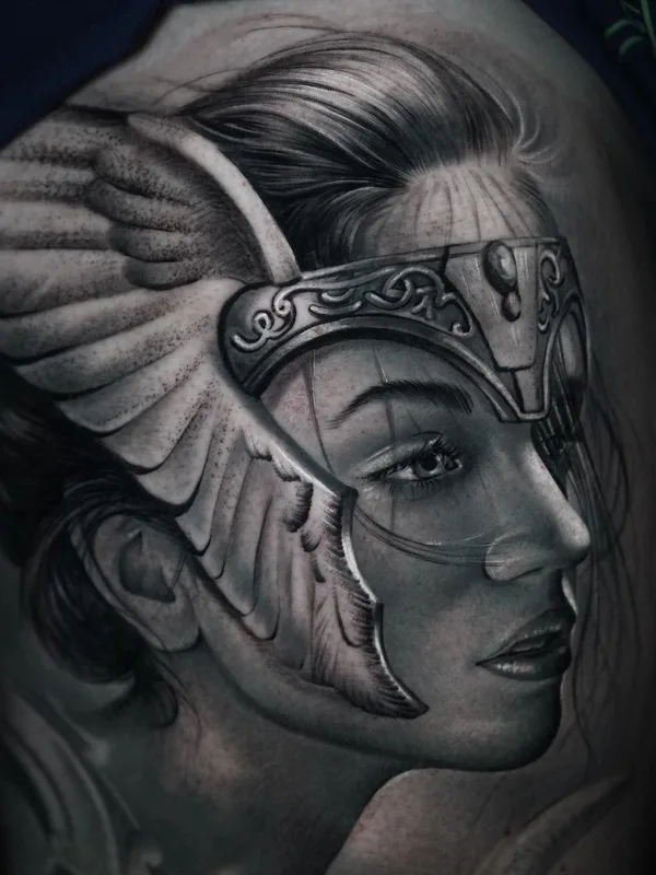 female black and grey realism tatuaje en shoulder blade #59855 | Tatuador Daniel Luzardo