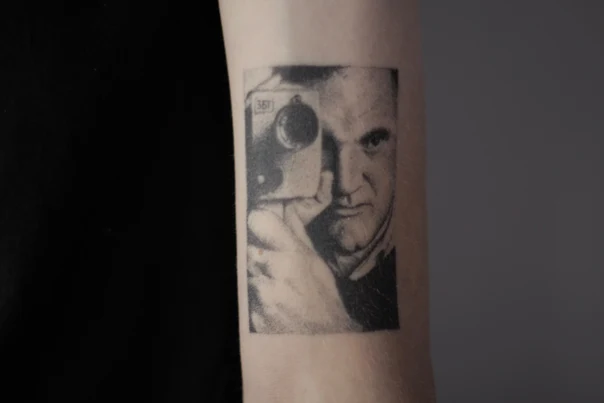 Чёрно-серая Portrait, Camera tattoo на Предплечье