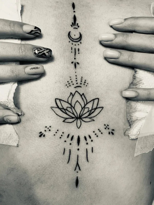 female black and grey linework татуировка на sternum #59964 | Тату мастер Лидия Гаранская/ Garanskaya_tattoo