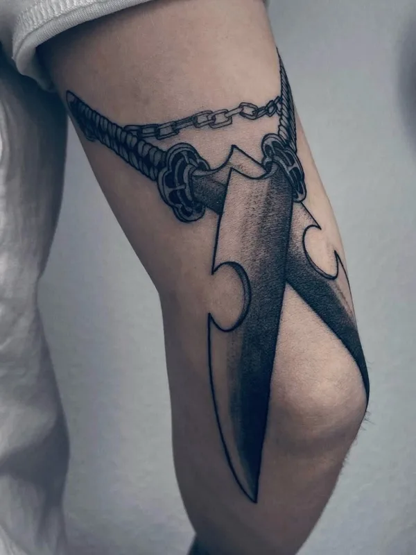black and grey blackwork Tatuaggio su elbow #74486 | Tatuatore Алексей Вакулов
