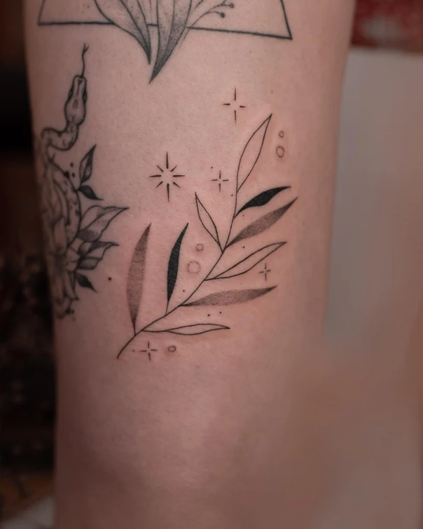 Иллюстративная Snake, Lily tattoo на Плечо