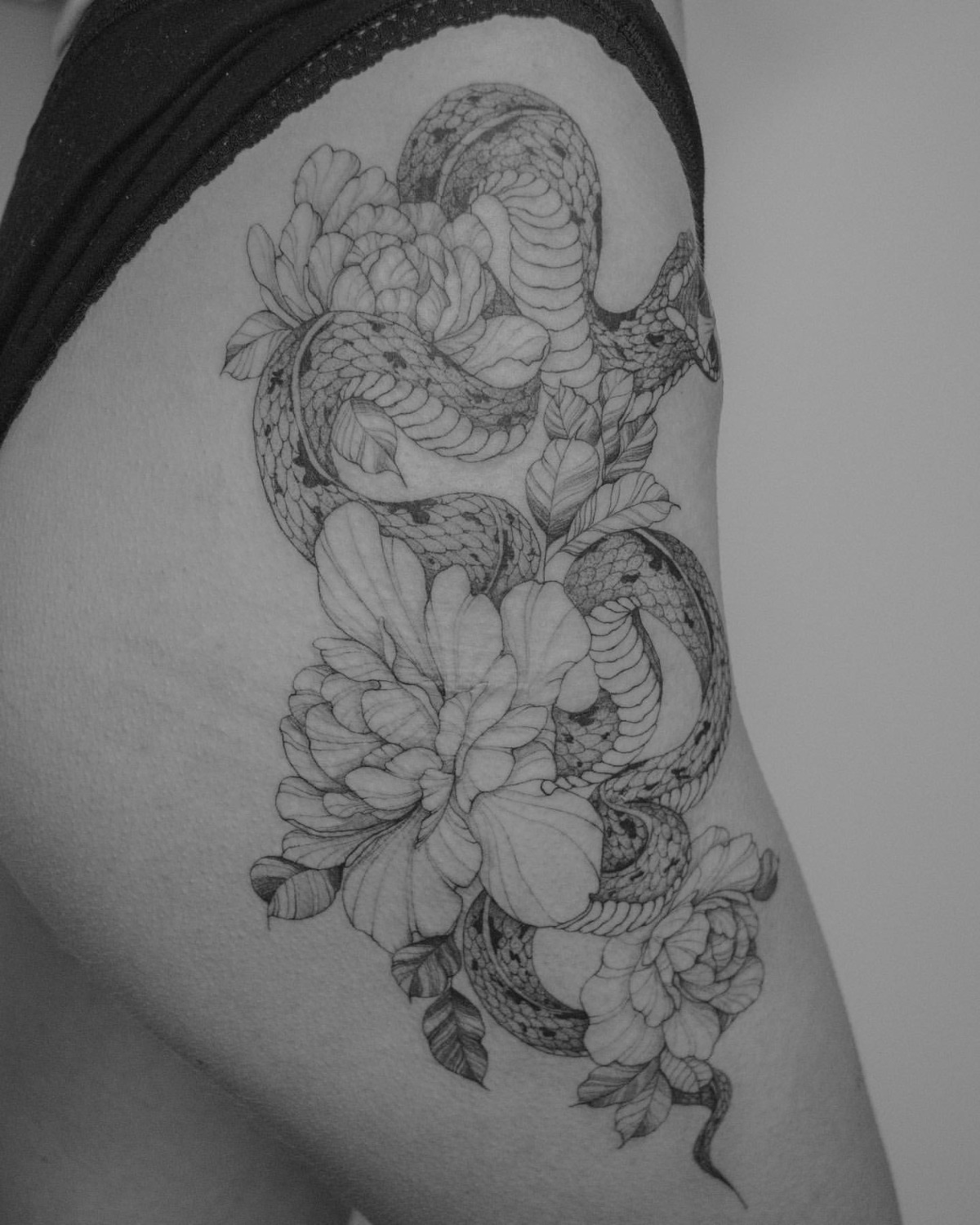 Реализм Snake, Flower tattoo на Thigh