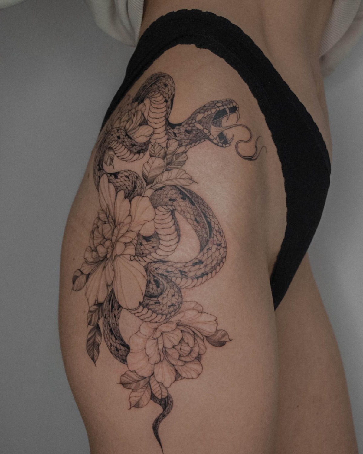 Иллюстративная Snake, Flower tattoo на Thigh