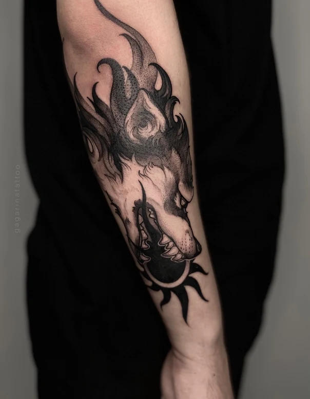 Блэкворк Wolf, Sun tattoo на Предплечье