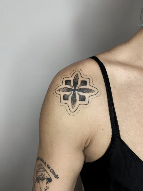 female black dotwork татуировка на shoulder #75147 | Тату мастер Стёпа Puskust