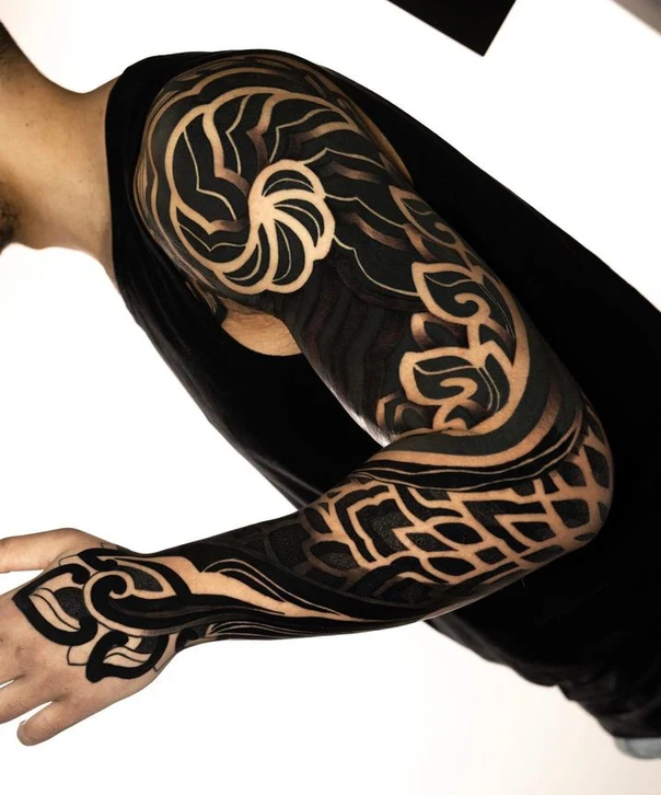 Blackwork Shell, Spiral tattoo on Full arm