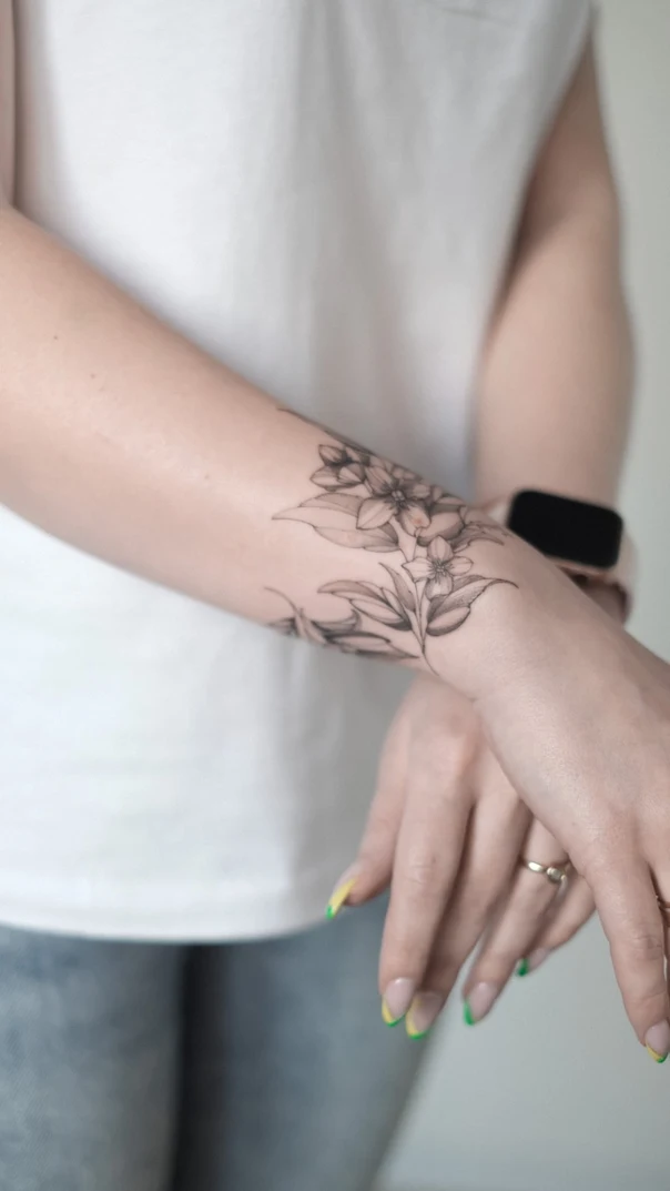 Блэкворк Flowers, Leaves tattoo на Предплечье