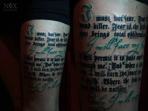Леттеринг Text tattoo на Бедро