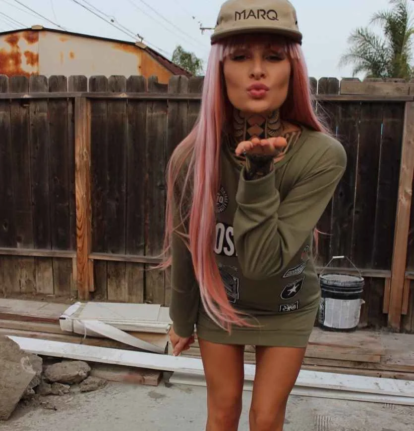 Female tattooed model Tessa Lizz | alternative model from USA