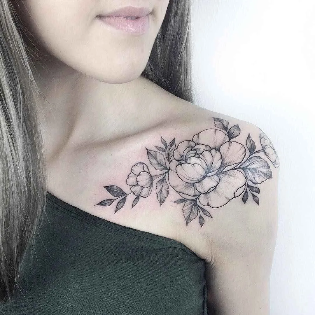 Tattoo artist Yarina Tereshchenko black dotwork linework tattoo | Kiew, Ukraine