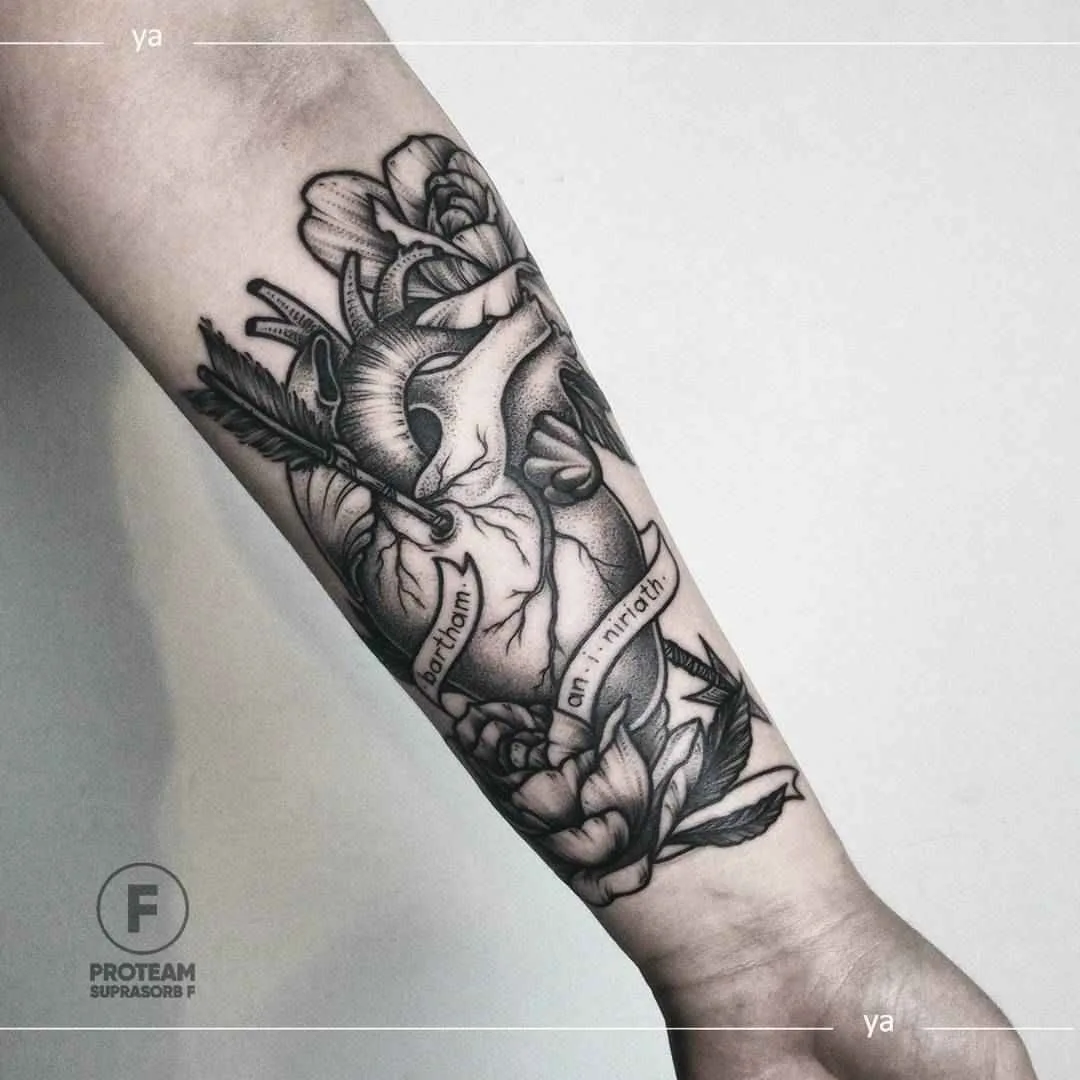 Tatuador Anastasiya Yatsson tatuagem negra trabalho de linhas autores design tatuagem | Moscou, Rússia