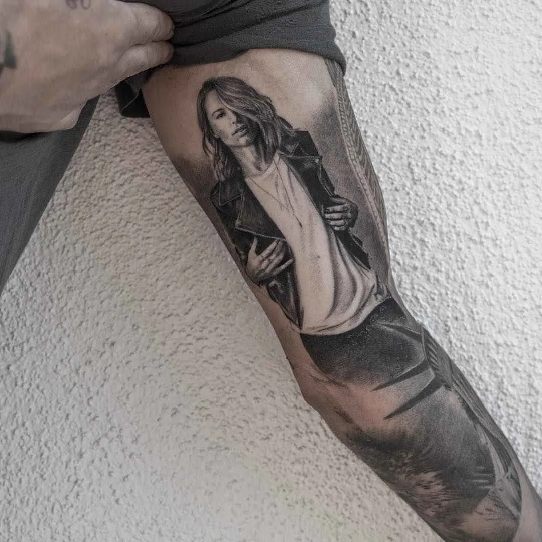 Artista di tatuaggi Nikki Norberg tatuaggio nero e grigio realistico | Göteborg, Svezia
