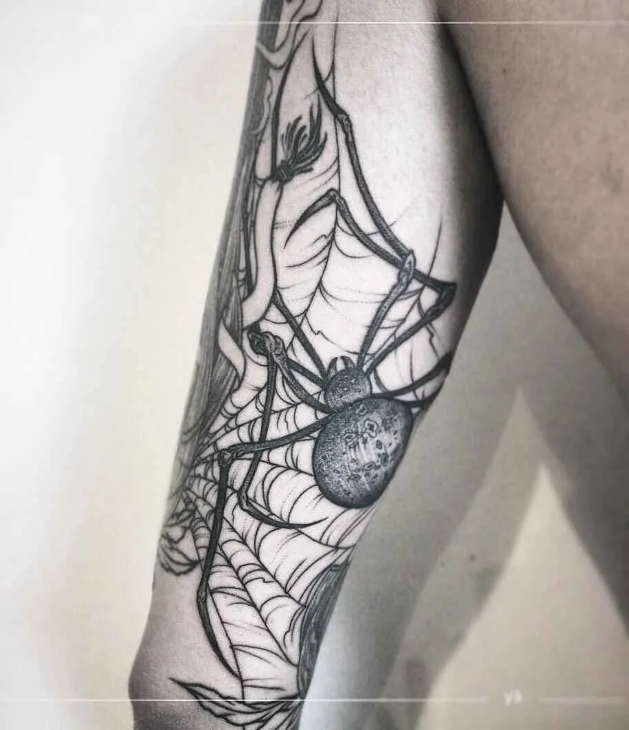 Tatuador Anastasiya Yatsson tatuagem negra trabalho de linhas autores design tatuagem | Moscou, Rússia