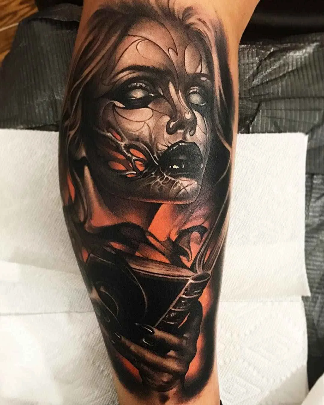 Tatuagem artista Brandon Herrera cria tatuagem colorida e preto e cinza horror realista