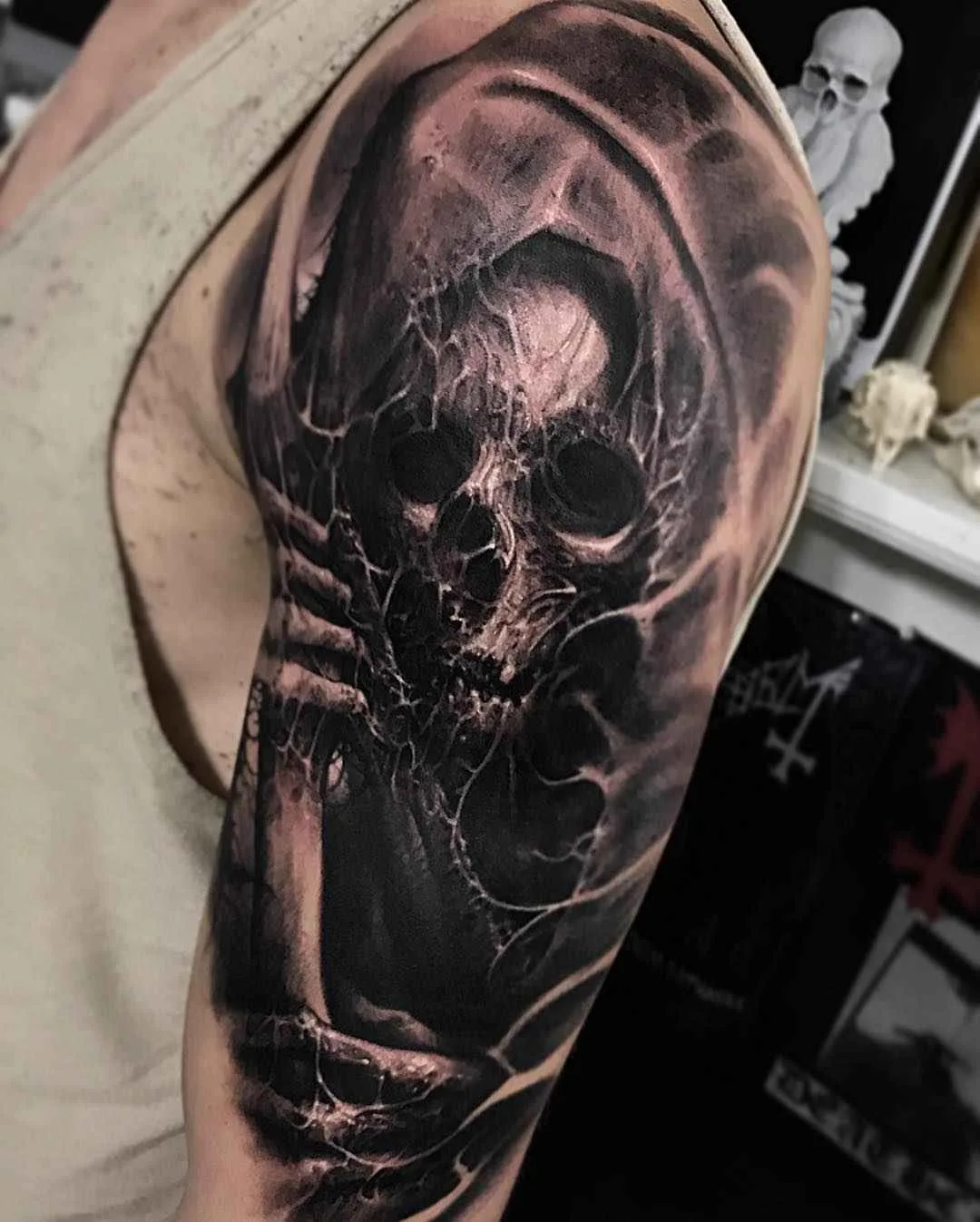 Tatuagem artista Brandon Herrera cria tatuagem colorida e preto e cinza horror realista