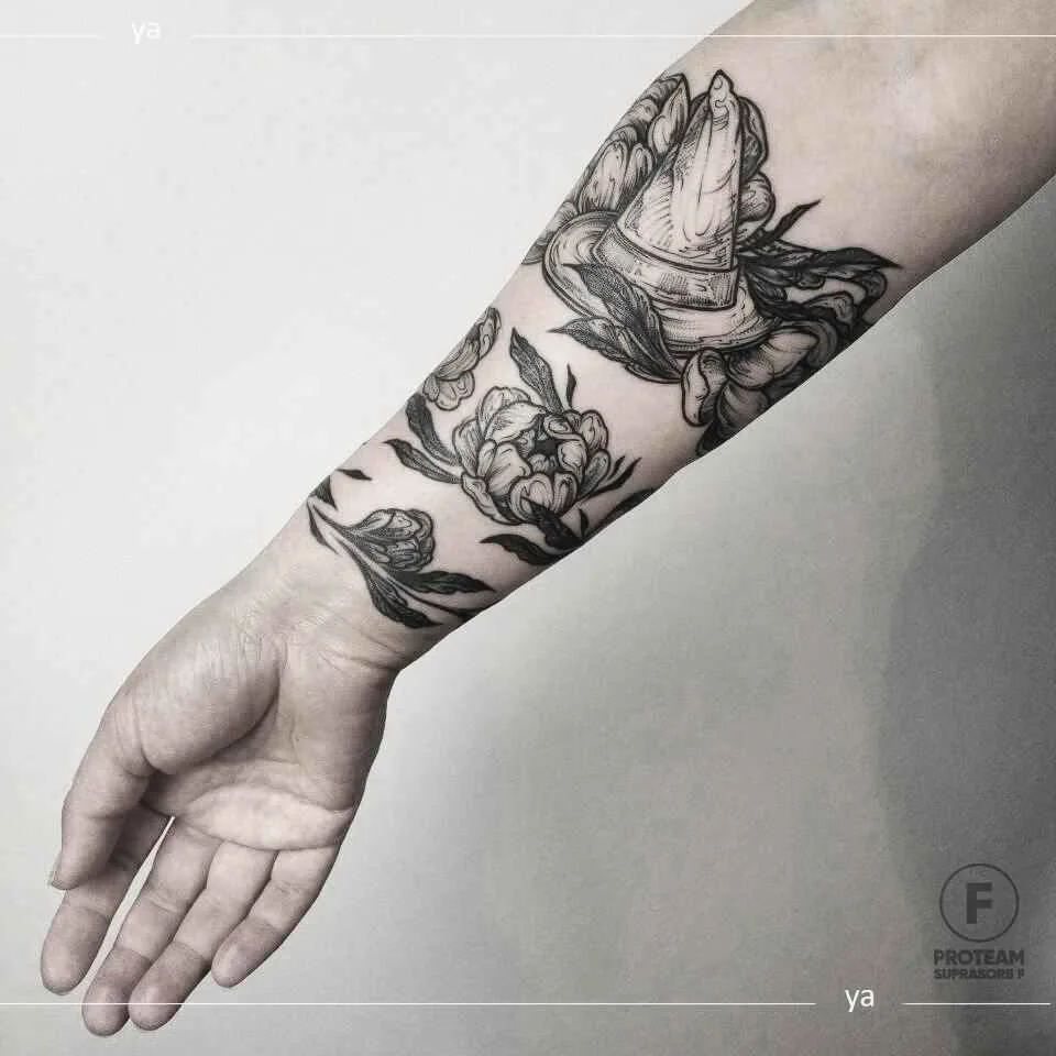 Tatuador Anastasiya Yatsson tatuagem negra trabalho de linhas autores design tatuagem | Moscou, Rússia