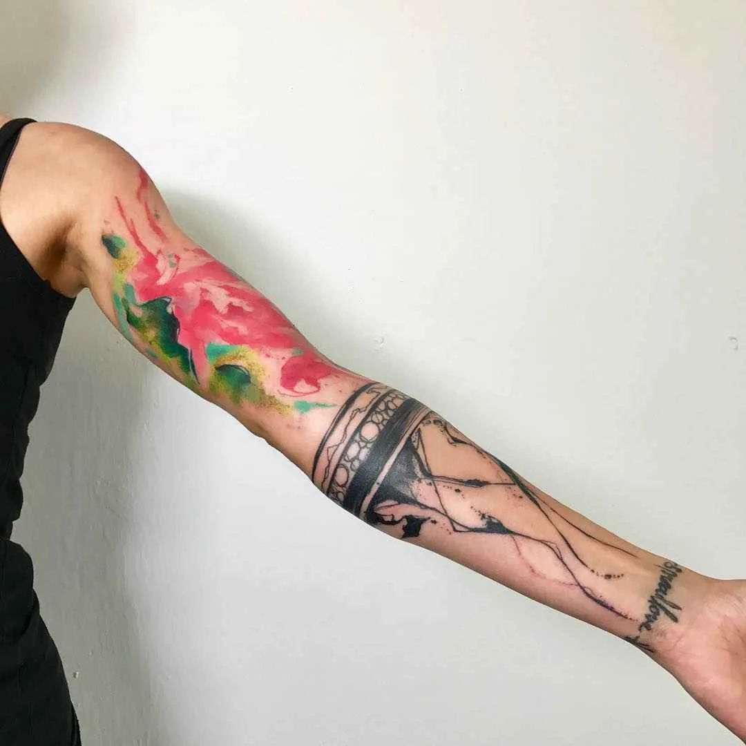 Tattoo artista Emrah De Lausbub crea un tattoo in stile astratto a acquerello | Germania