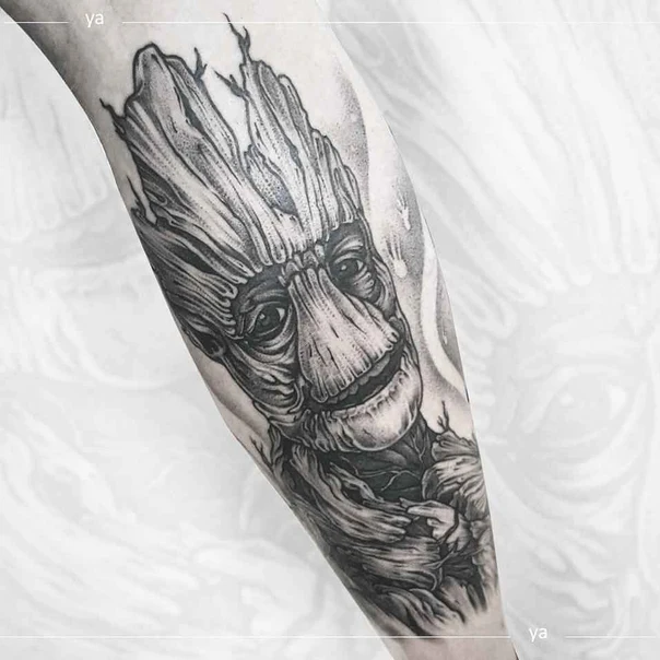 Чёрно-серая Character tattoo на Предплечье
