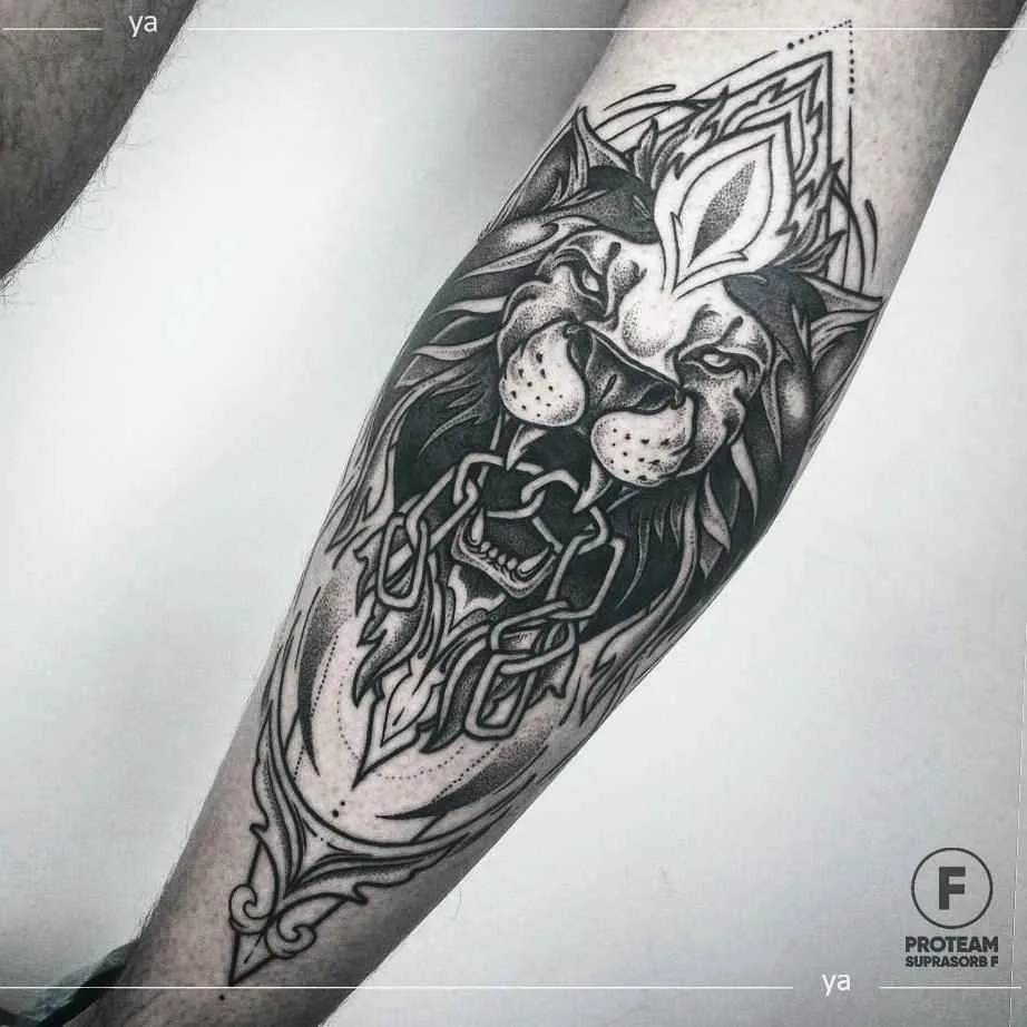 Tatuador Anastasiya Yatsson tatuagem negra trabalho de linhas autores design tatuagem | Moscou, Rússia