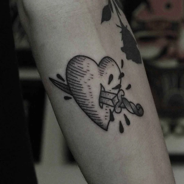 Блэкворк Heart, Dagger tattoo на Предплечье