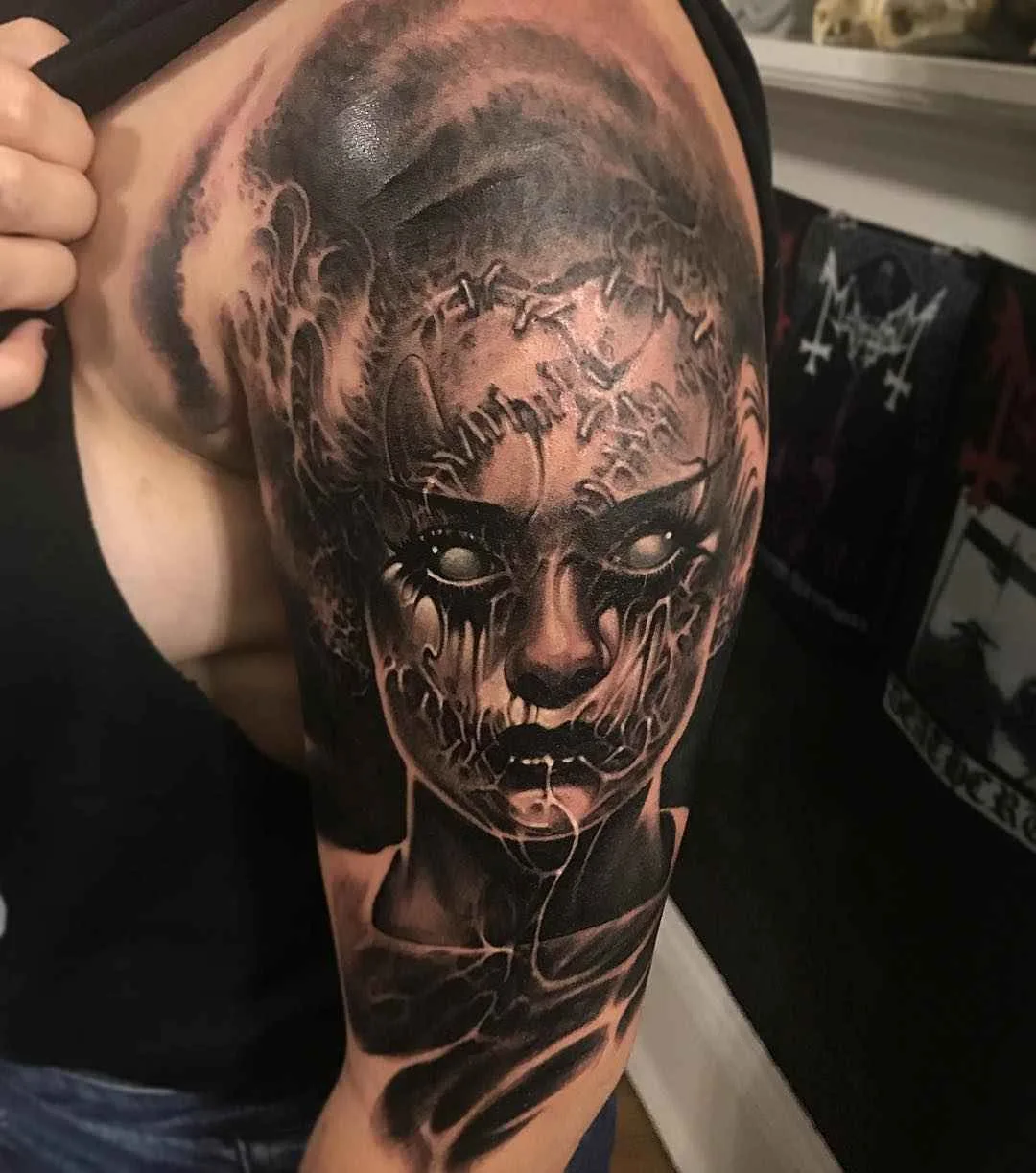 Tatuagem artista Brandon Herrera cria tatuagem colorida e preto e cinza horror realista