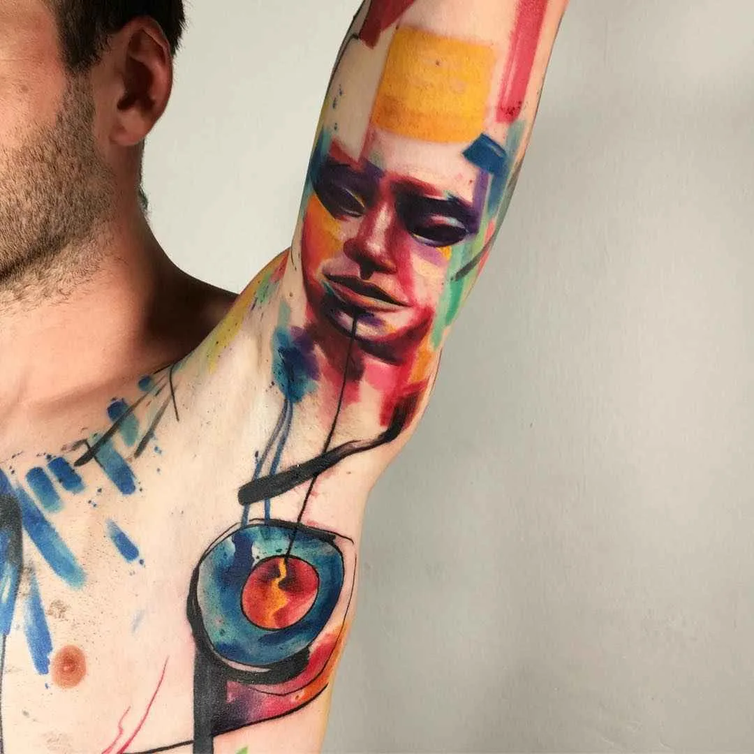 Tattoo artista Emrah De Lausbub crea un tattoo in stile astratto a acquerello | Germania