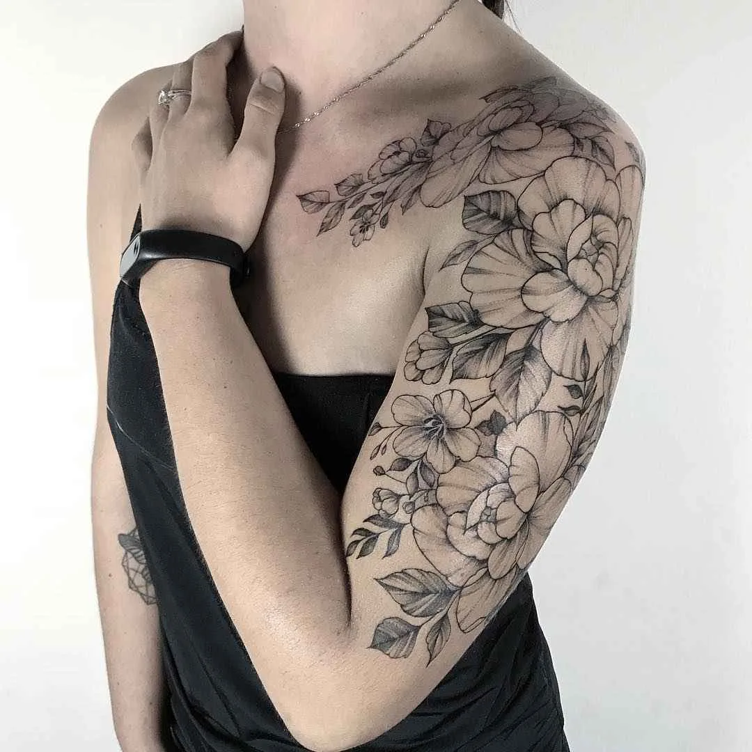 Tattoo artist Yarina Tereshchenko black dotwork linework tattoo | Kiew, Ukraine