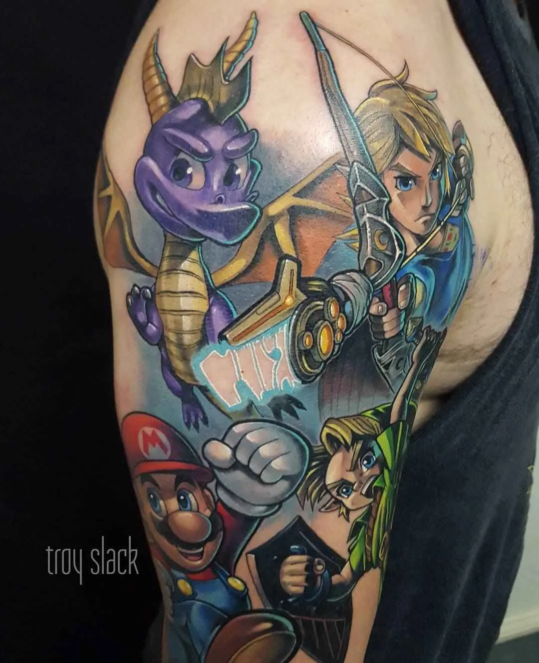 Artista de tattoo Troy Slack tattoo colorida da escola nova, personagens de quadrinhos e desenhos animados 