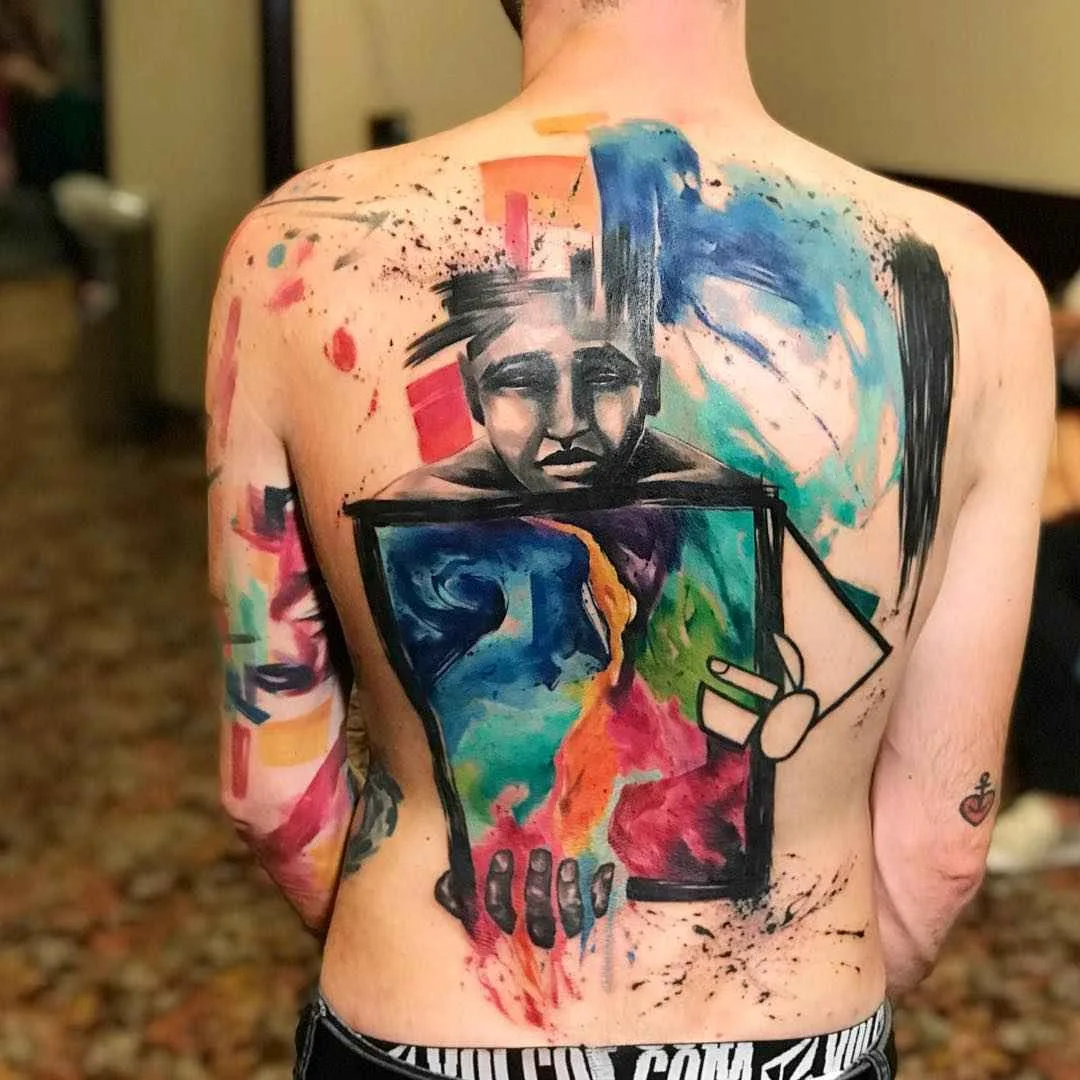 Tattoo artista Emrah De Lausbub crea un tattoo in stile astratto a acquerello | Germania