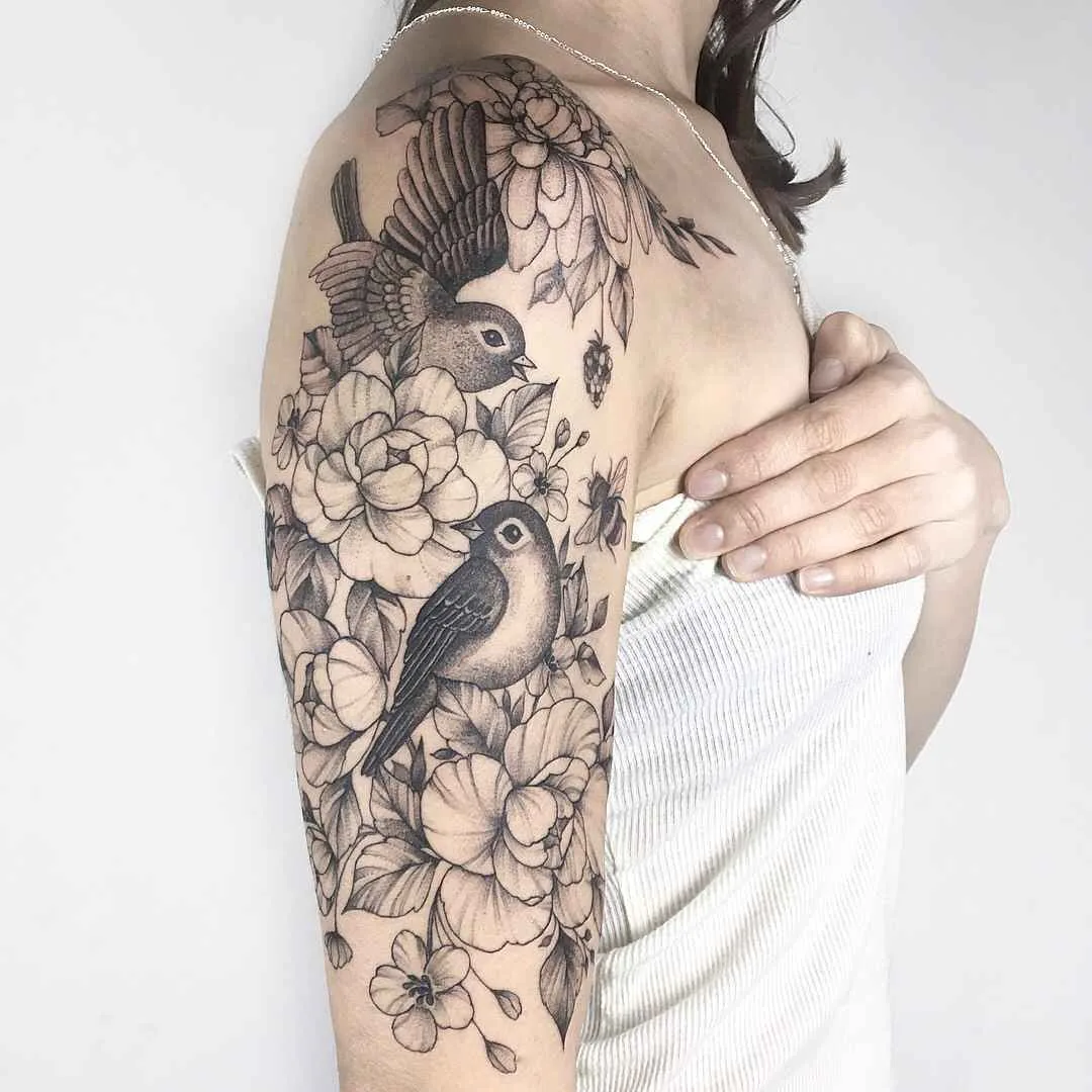 Tattoo artist Yarina Tereshchenko black dotwork linework tattoo | Kiew, Ukraine