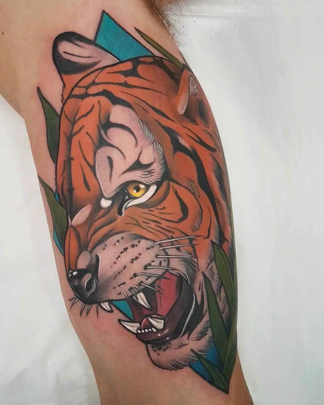 Tatuagem artista Yeray Perez cores autores nova escola tatuagem | Barcelona, Espanha