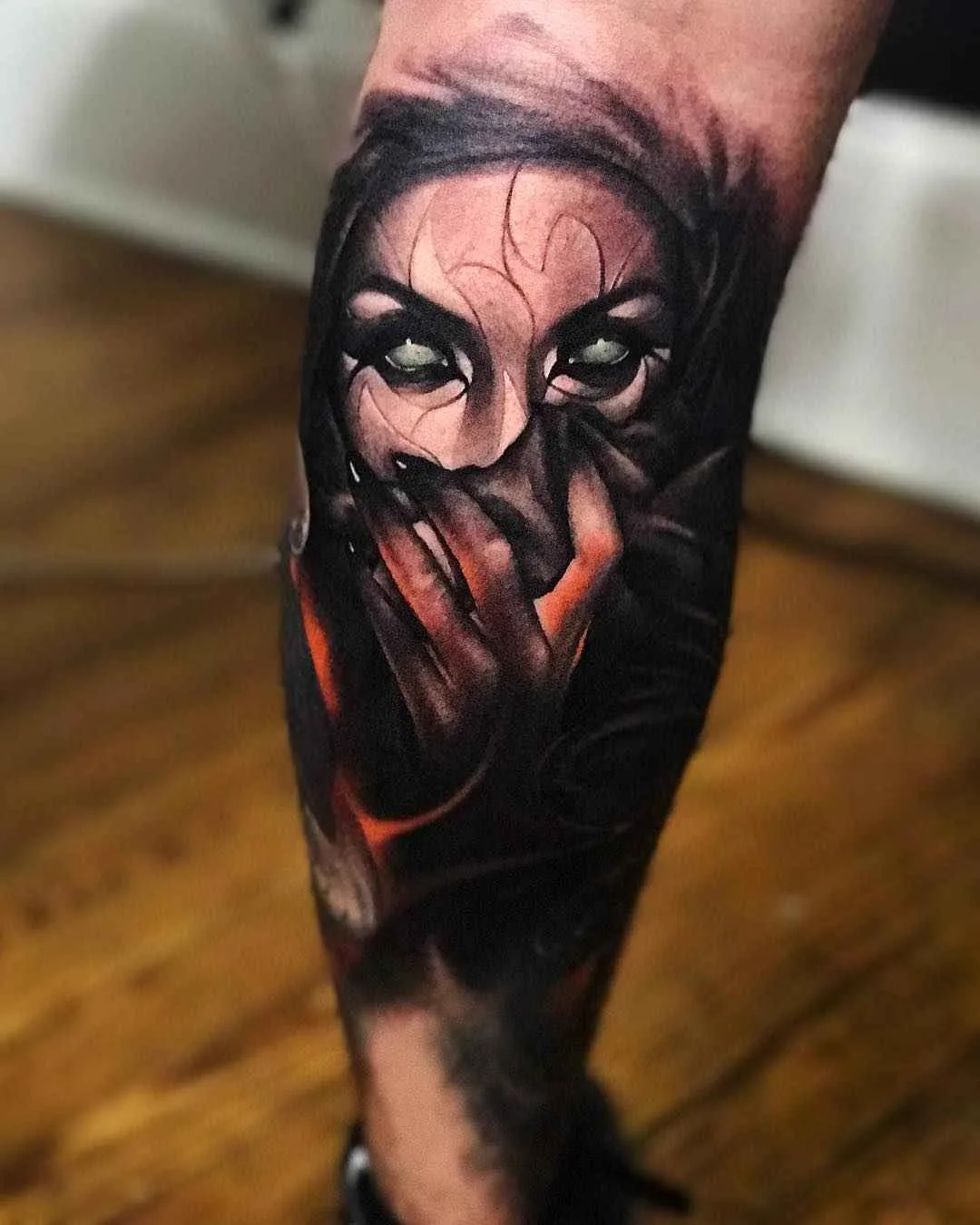 Tatuagem artista Brandon Herrera cria tatuagem colorida e preto e cinza horror realista